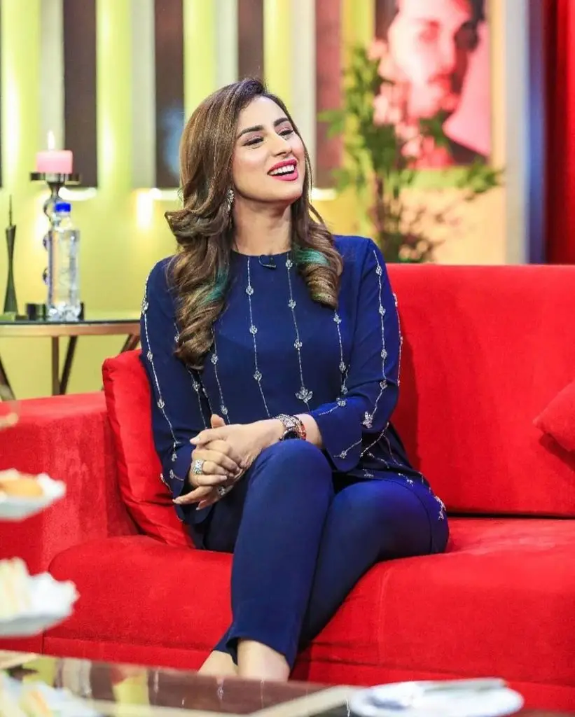 Madiha Naqvi Looks Elegant In Latest Pictures | Reviewit.pk