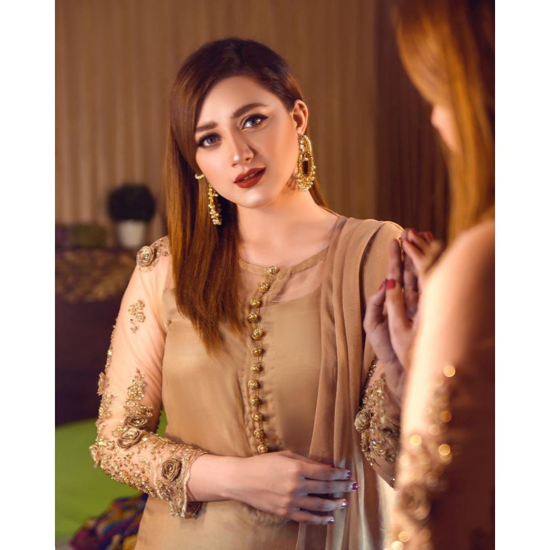 Actress Momina Iqbal Latest Beautiful Pictures