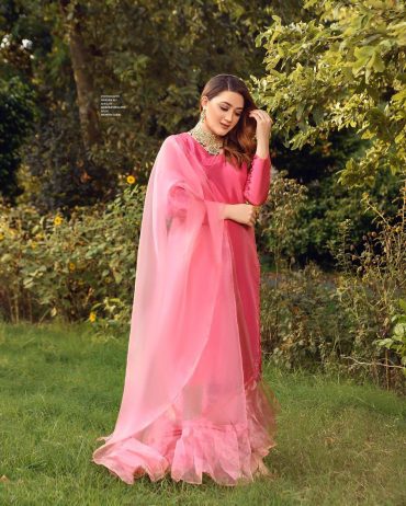 Actress Momina Iqbal Latest Beautiful Pictures | Reviewit.pk