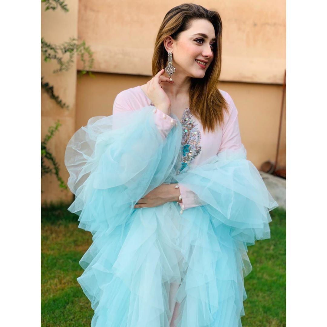 Actress Momina Iqbal Latest Beautiful Pictures