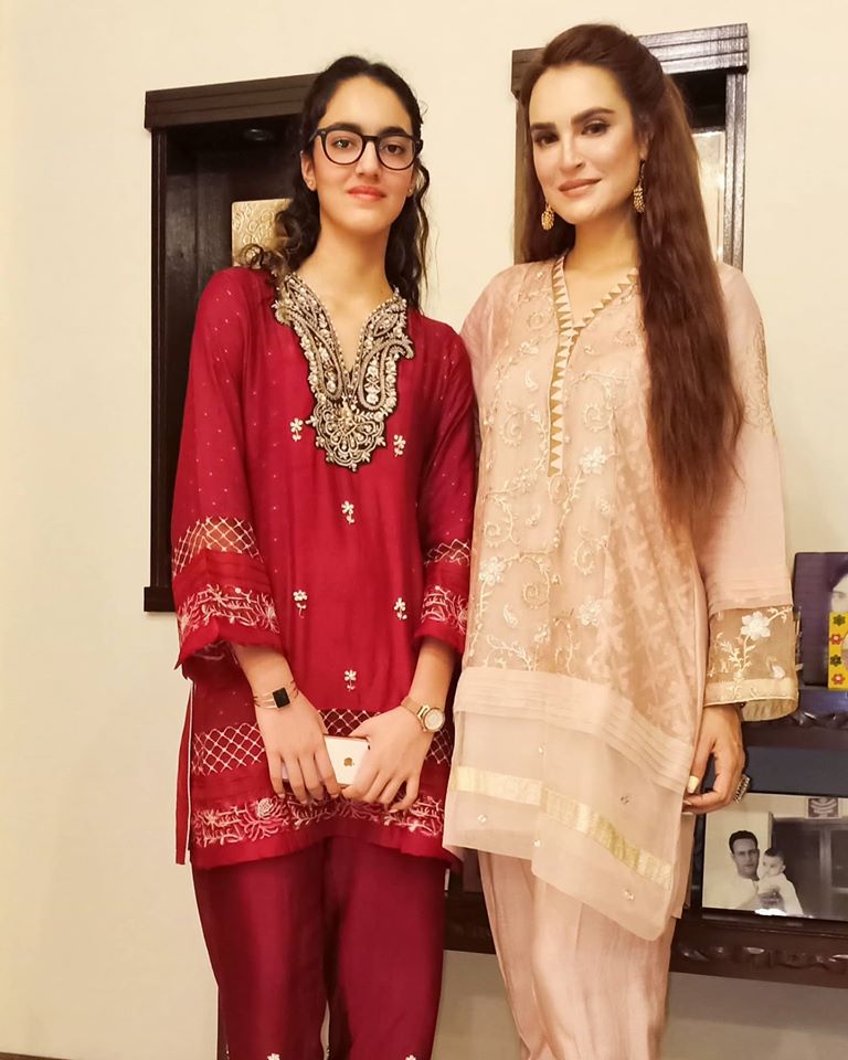 Nadia Hussain Latest Pictures with her Family