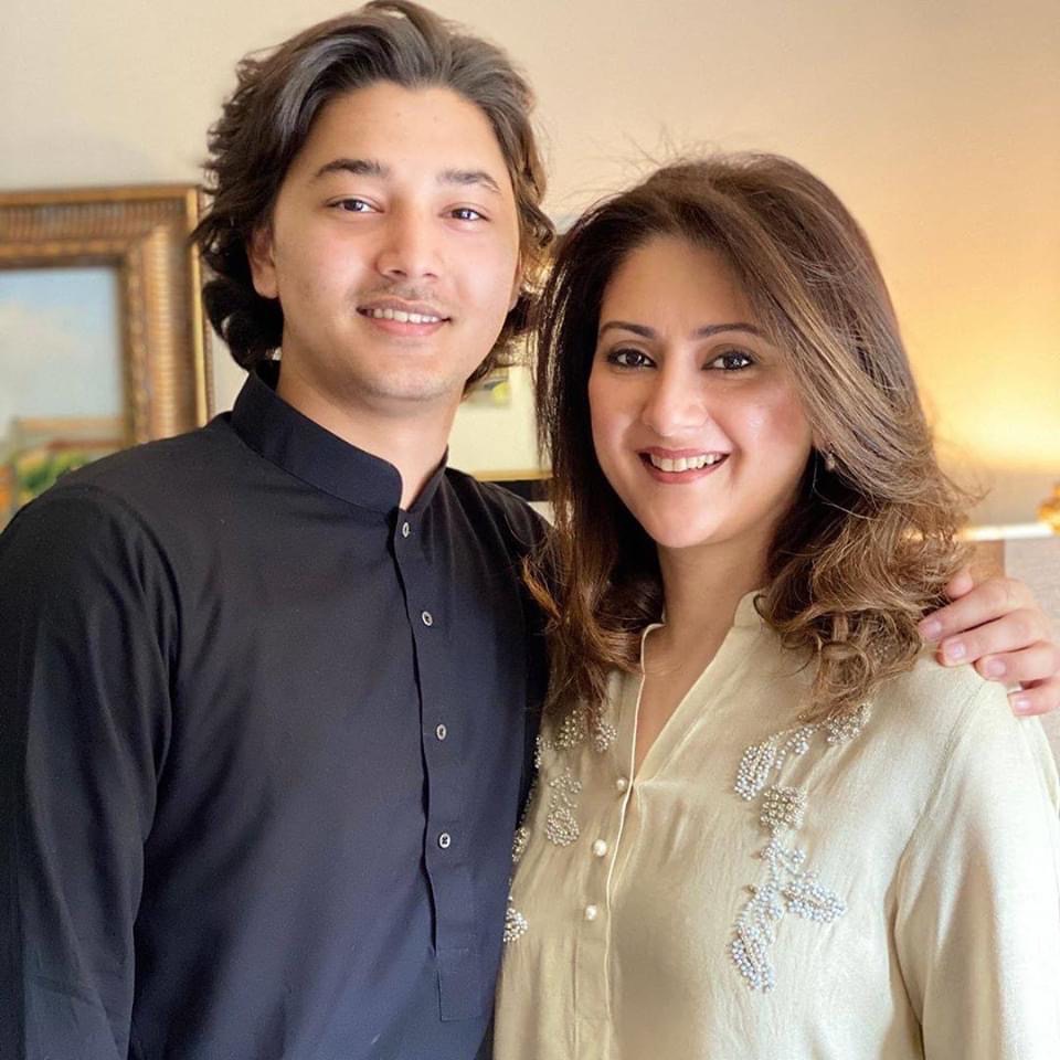 Beautiful Pictures Of Noman Ejaz With His Family