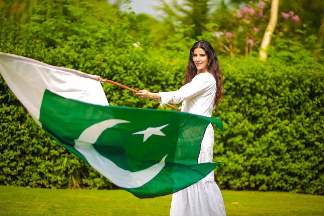 Independence Day Pictures of Pakistani Showbiz Celebrities