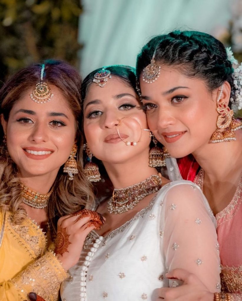 Pictures Of Sanam Jung With Sisters At Her Sister's Wedding