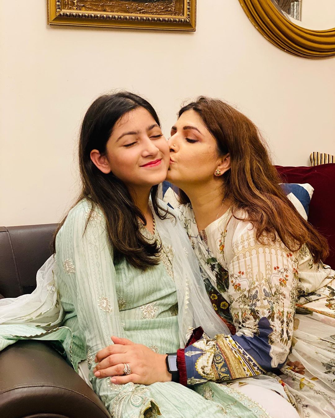 Shagufta Ejaz Beautiful Picture Collection with her Daughters