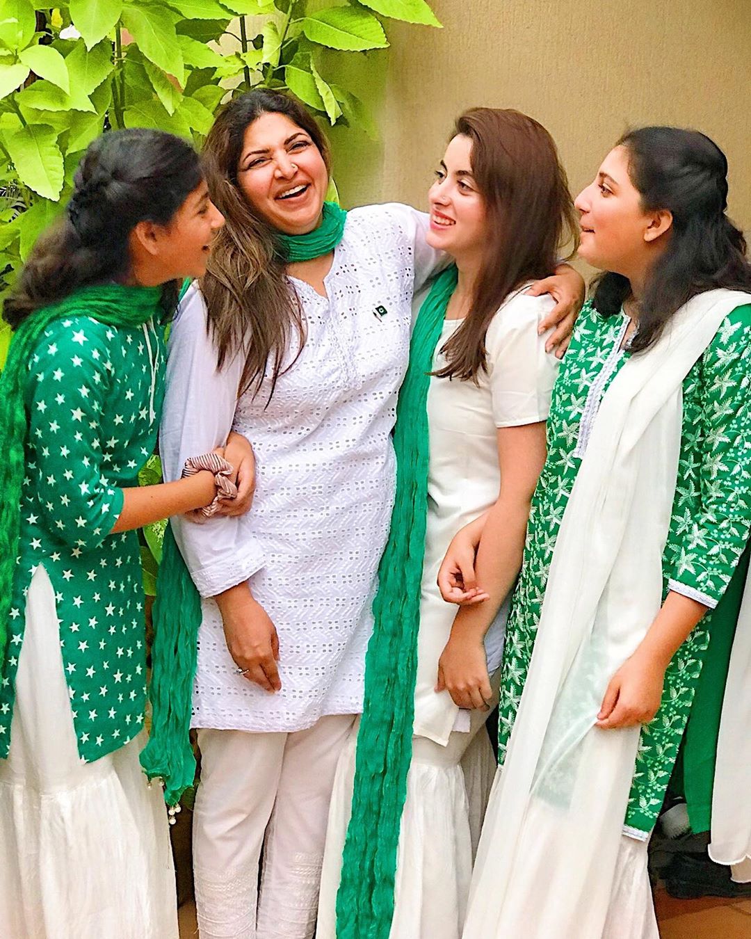 Shagufta Ejaz Beautiful Picture Collection with her Daughters