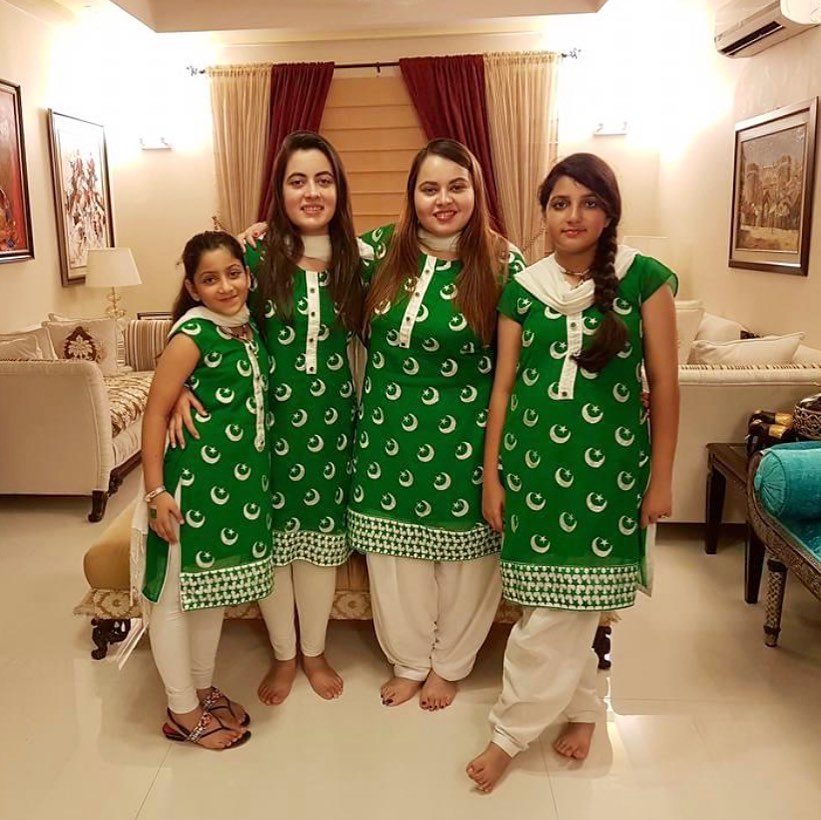 Shagufta Ejaz Beautiful Picture Collection with her Daughters