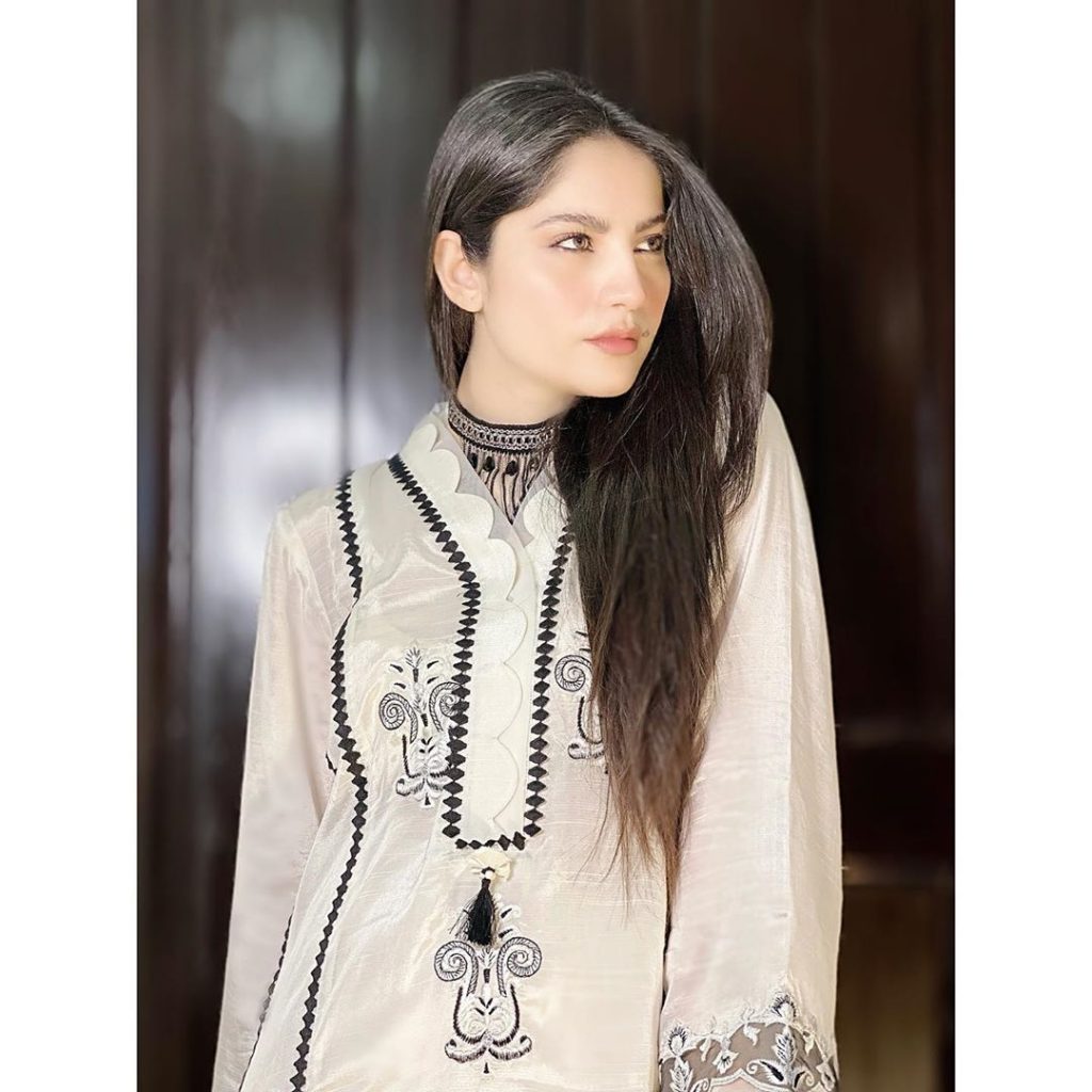 Neelam Muneer Requested Fans To Pray For Her Health