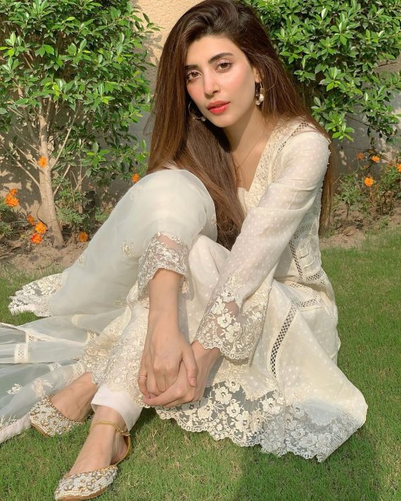 Urwa Hocane Called Out For Wearing Revealing Dress Reviewitpk 9858