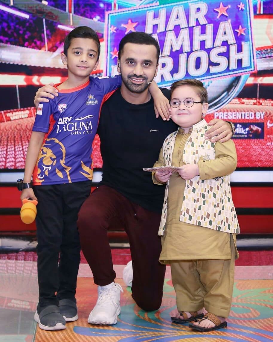 25 Adorable Family Pictures Of Waseem Badami | Reviewit.pk