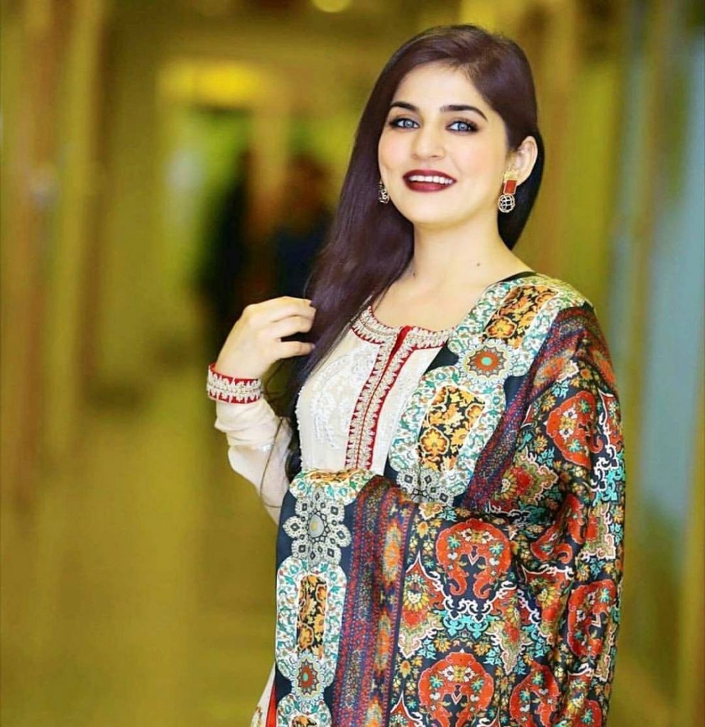 30 Beautiful Dresses of Sanam Baloch