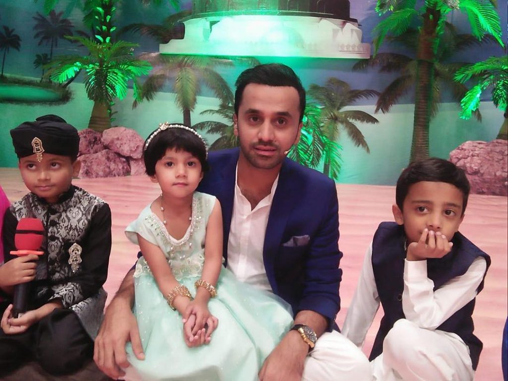 25 Adorable Family Pictures Of Waseem Badami | Reviewit.pk