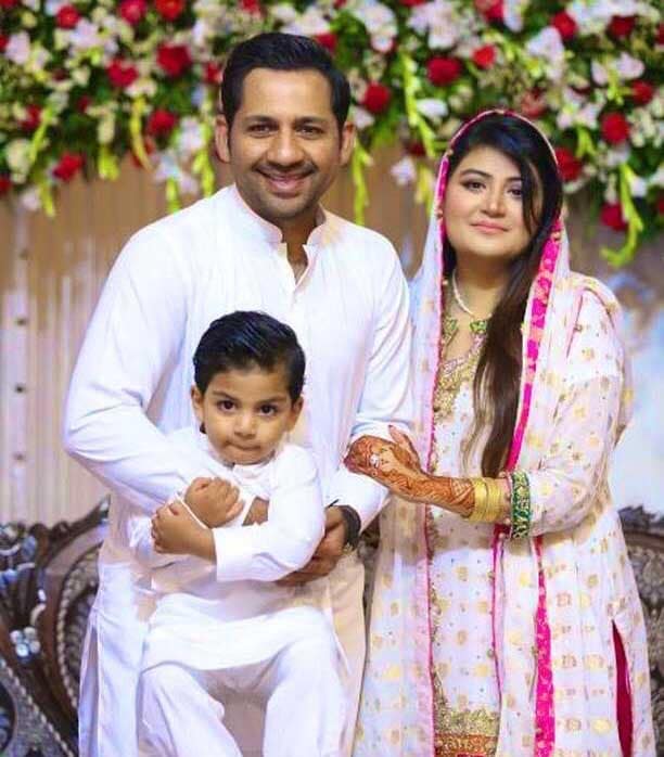 Sarfaraz Ahmed With His Son Spotted Reciting Surah Fatiha