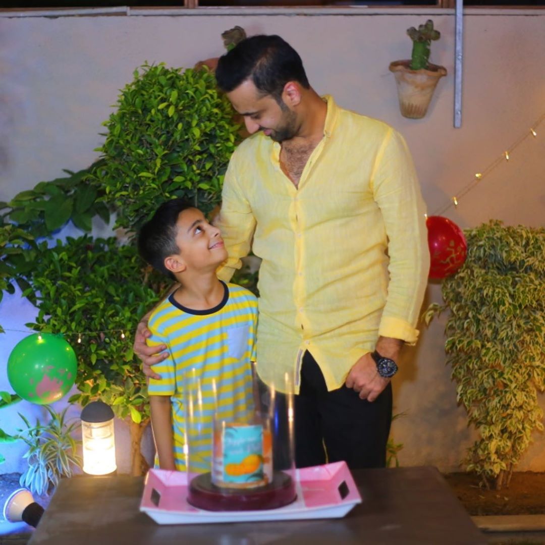 25 Adorable Family Pictures Of Waseem Badami | Reviewit.pk