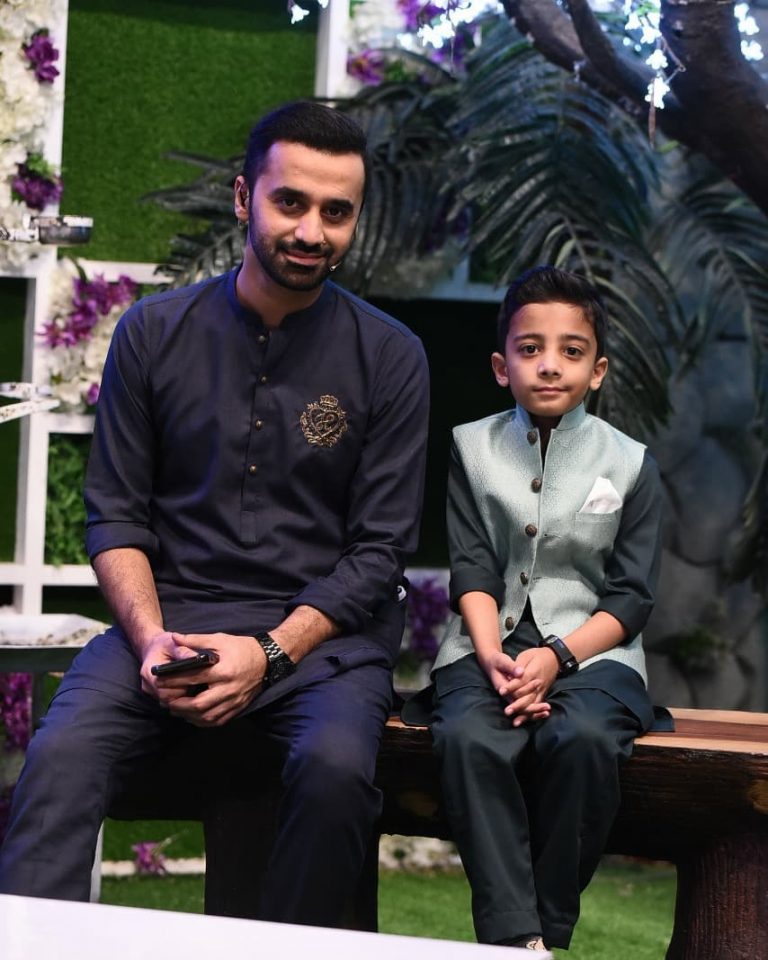 25 Adorable Family Pictures Of Waseem Badami | Reviewit.pk