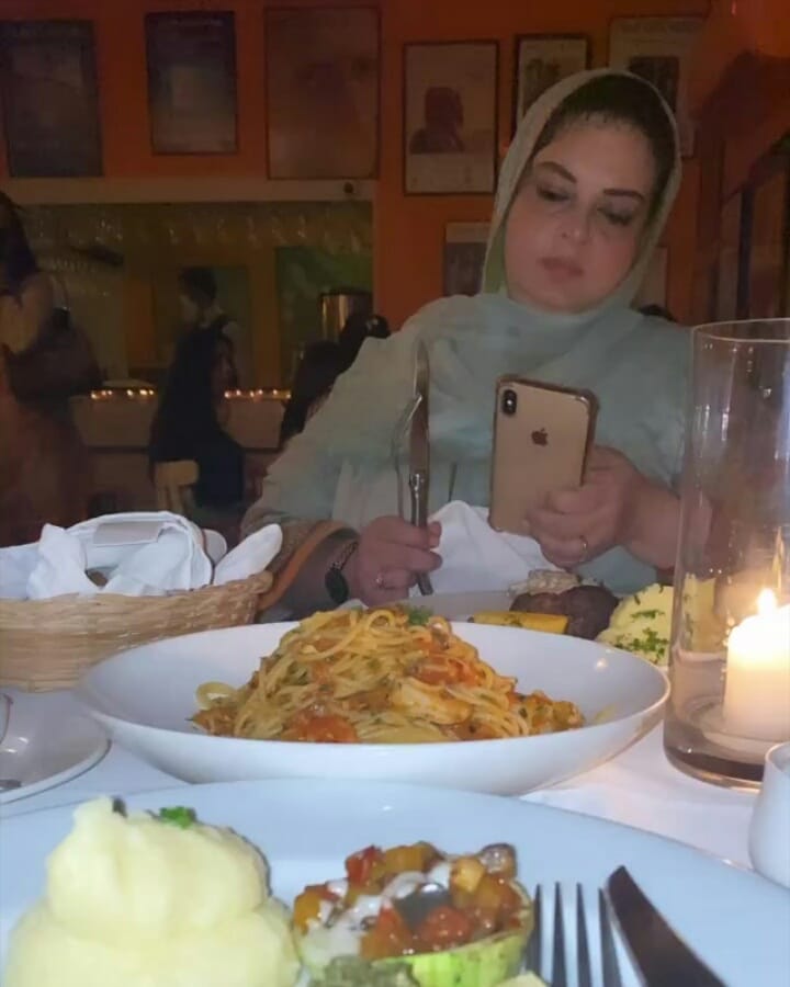 Beautiful Clicks of Minal Khan Having Dinner with her Mother