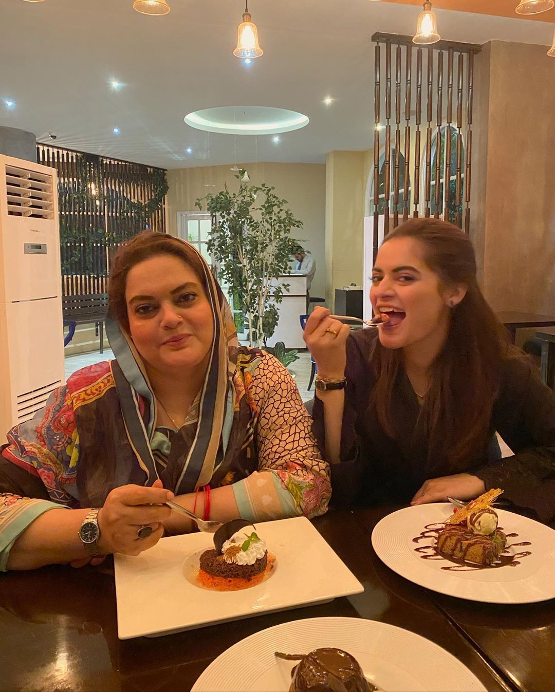 Beautiful Clicks of Minal Khan Having Dinner with her Mother