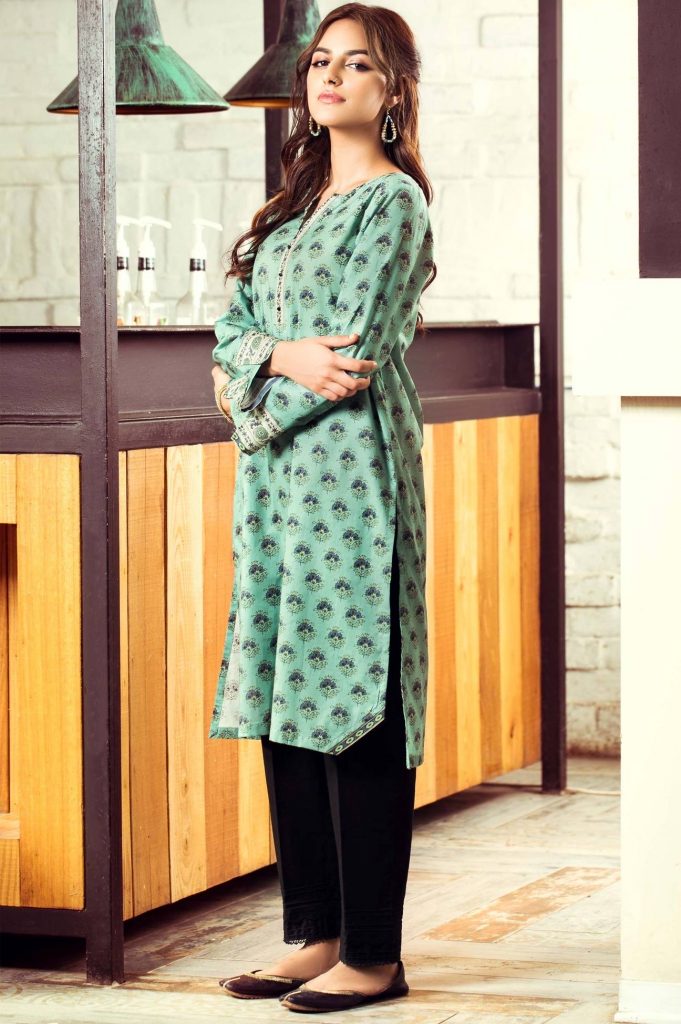 Anzela Abbasi Latest Photoshoot For Zeen Clothing | Reviewit.pk