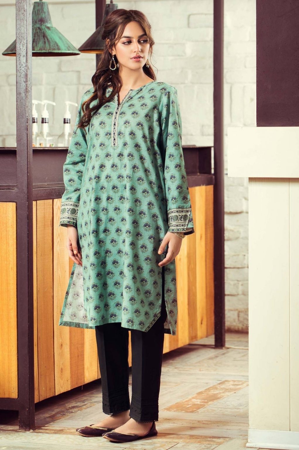 Anzela Abbasi Latest Photoshoot For Zeen Clothing | Reviewit.pk