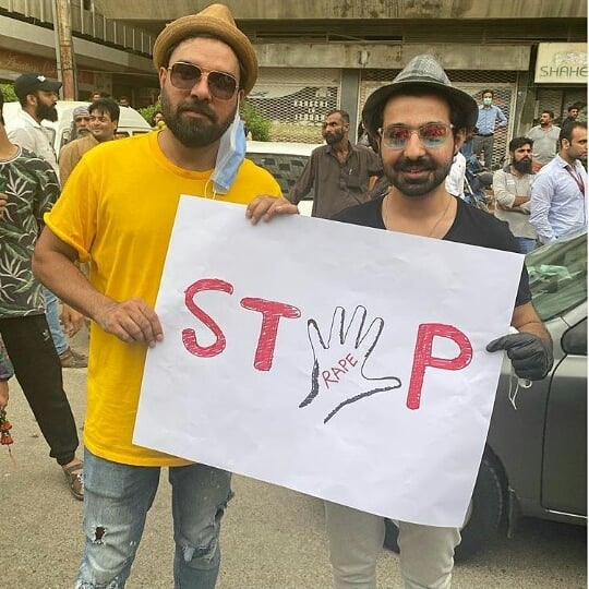 Mahira Khan, Ayesha Omar, Sarah Khan And Others Attend Protest For Motorway Case