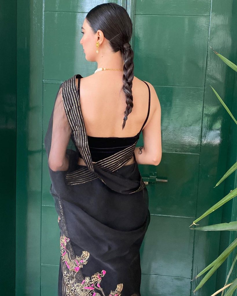 Saheefa Jabbar's Breathtaking Pictures In Black Saree