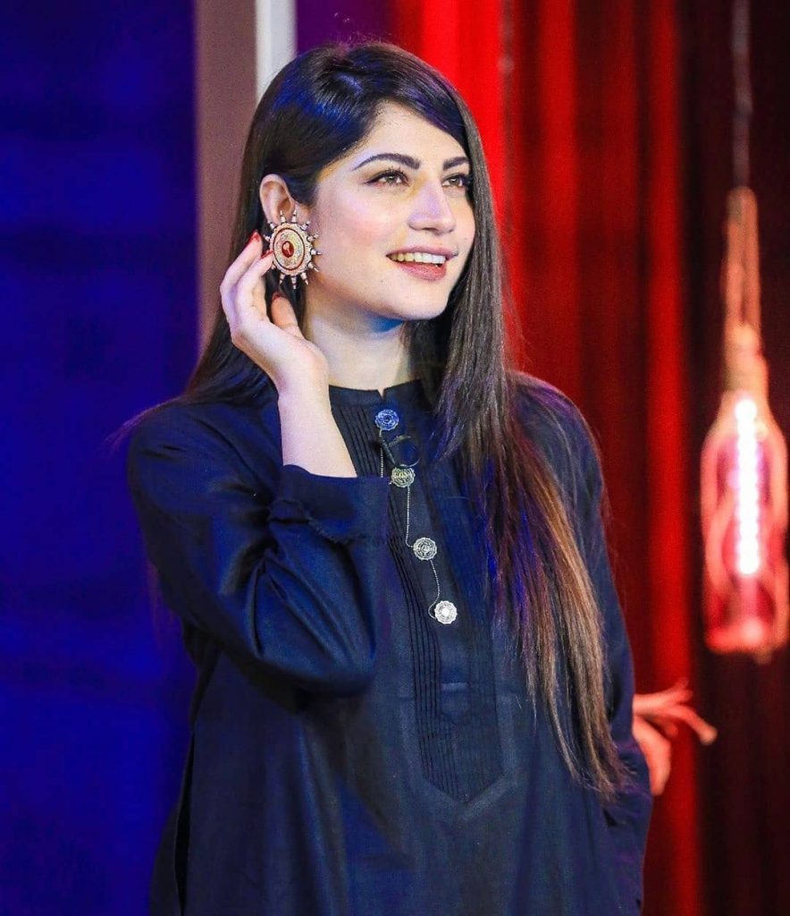 Stunning Pictures Of Neelum Munir From The Sets Of Bol Nights | Reviewit.pk