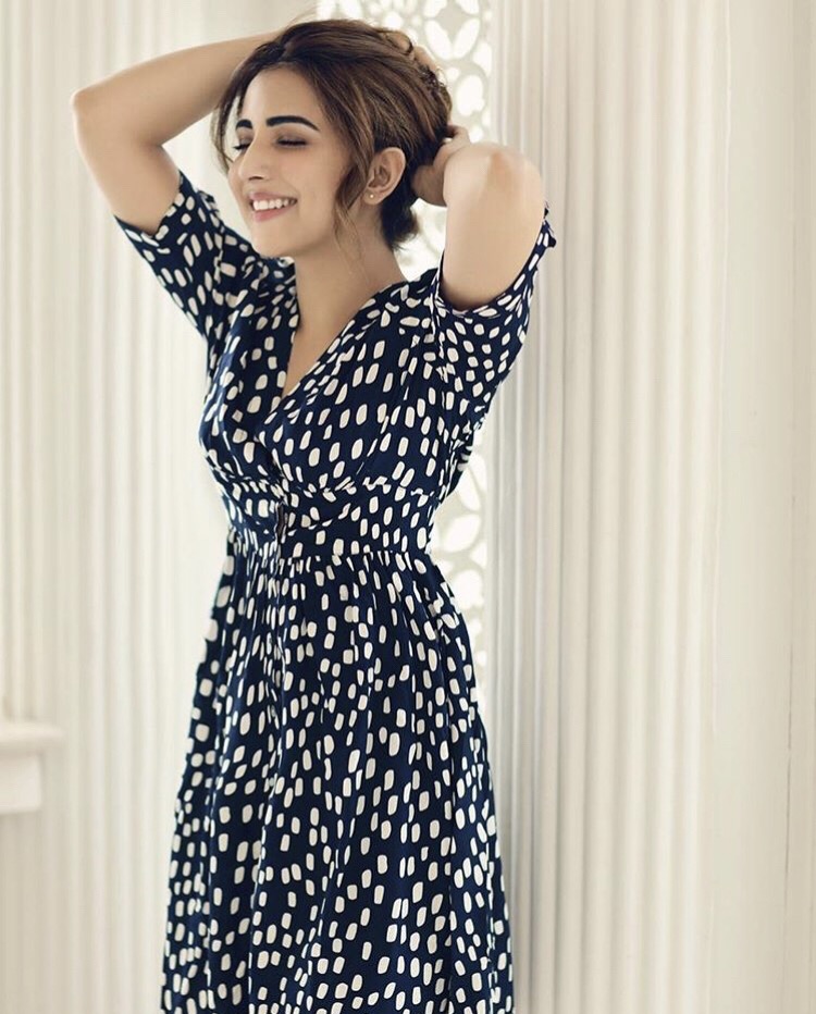 Ushna Shah Latest Photoshoot For Hello Pakistan