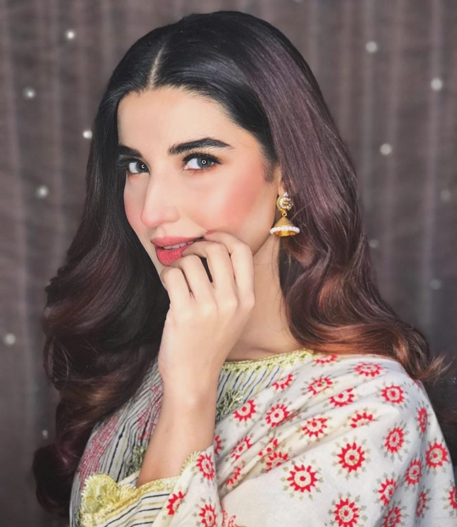 Hareem Farooq is a Perfect Example of Beauty | Reviewit.pk