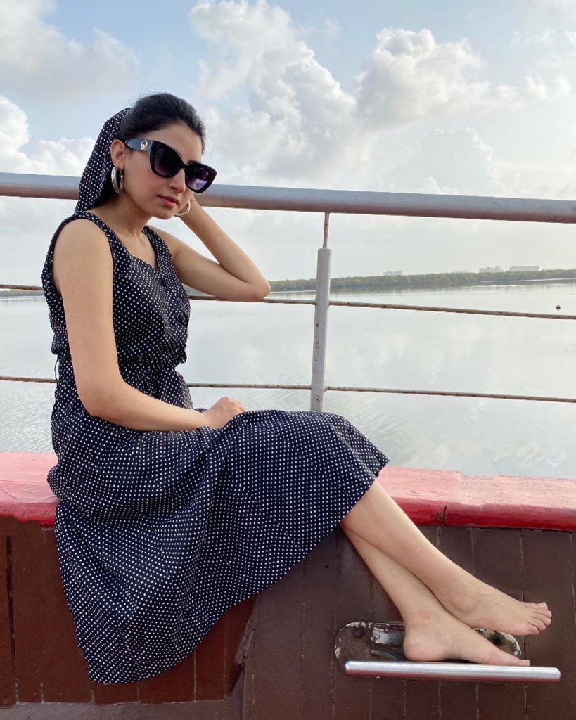 Alia Khan The Vocalist Of Pyaar Kay Sadkay Having Vacations In Sri Lanka