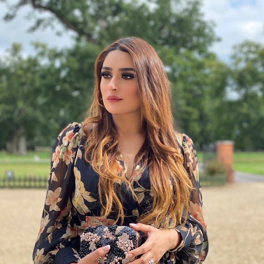 Gorgeous Kubra Khan Pictures with her Sister in London