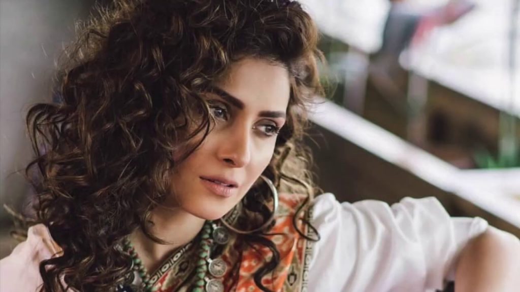 Stunning Pictures of Ayeza Khan in Curly Hair – Complete Collection