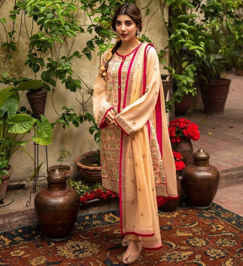 Urwa Hocane Personifies Grace In Raaya Official