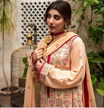 Urwa Hocane Personifies Grace In Raaya Official