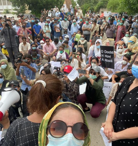 Sarwat Gilani And Fahad Mirza Join The Protest Outside DHA Headoffice Karachi