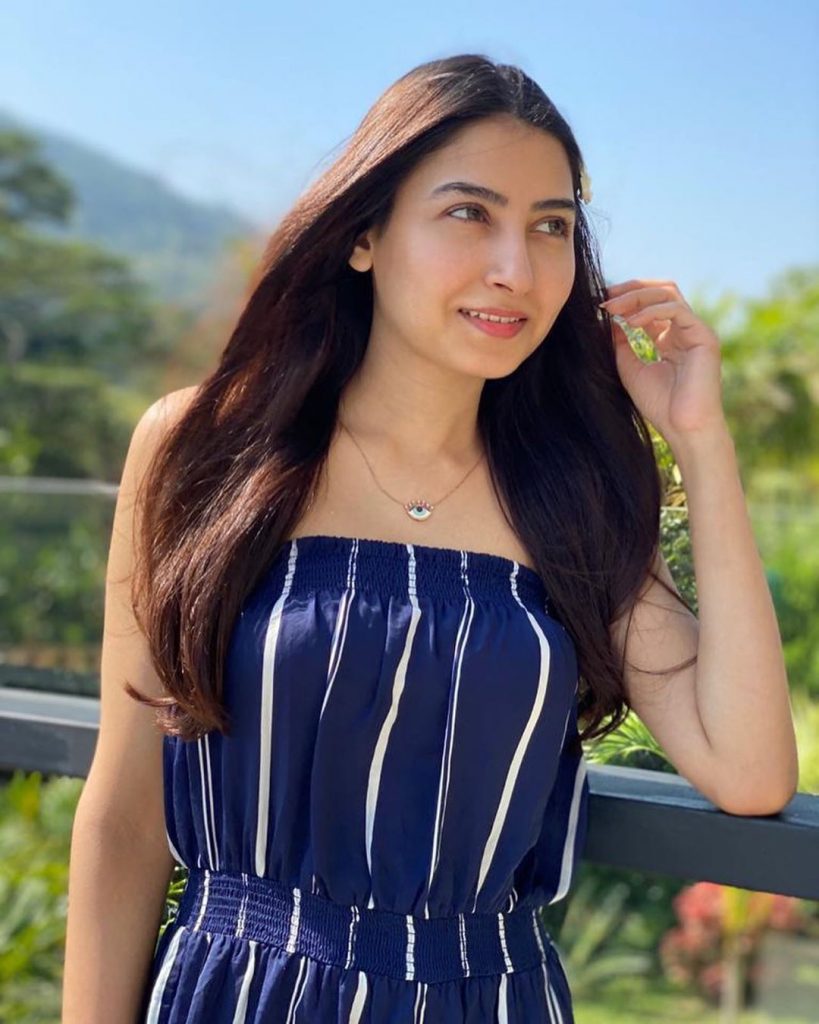 Alia Khan The Vocalist Of Pyaar Kay Sadkay Having Vacations In Sri Lanka