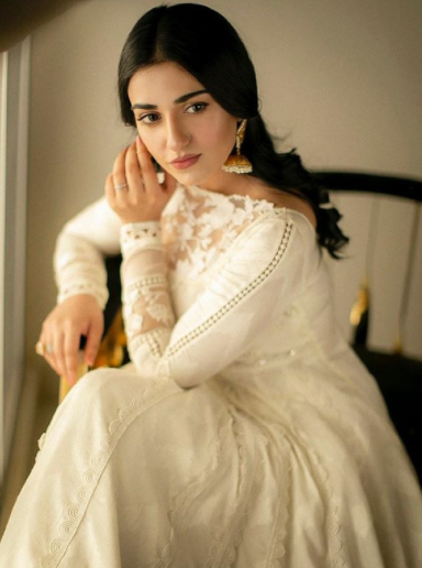 New Look Of Sara Khan For Her Upcoming Project | Reviewit.pk