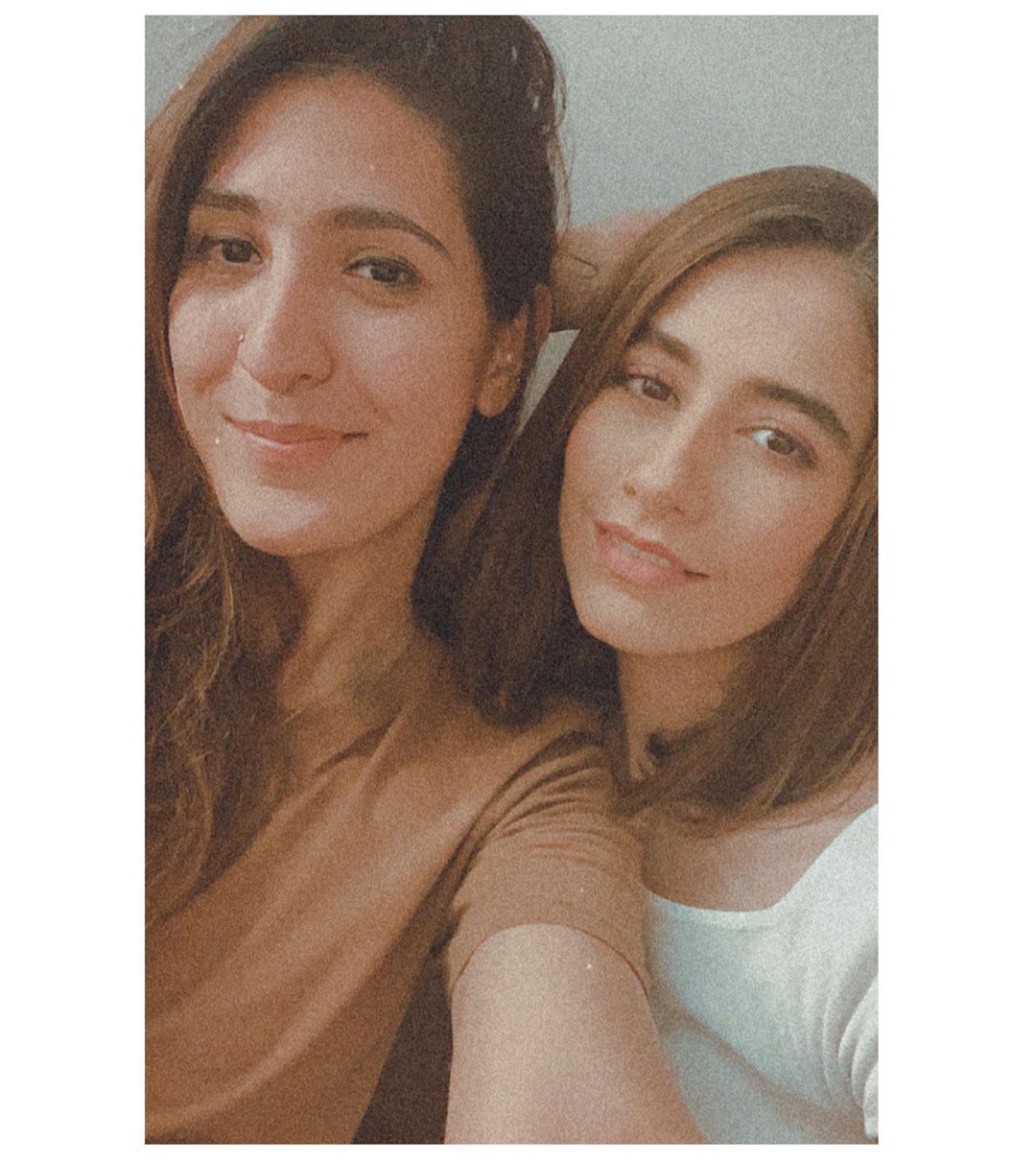 Syra Yousaf Beautiful Recent Clicks with her Daughter Nooreh