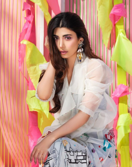 Urwa Hocane Personifies Grace In Raaya Official