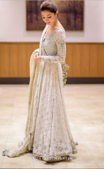 Top 10 Beautiful Dresses Worn By Mahira Khan