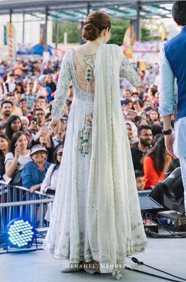 Top 10 Beautiful Dresses Worn By Mahira Khan