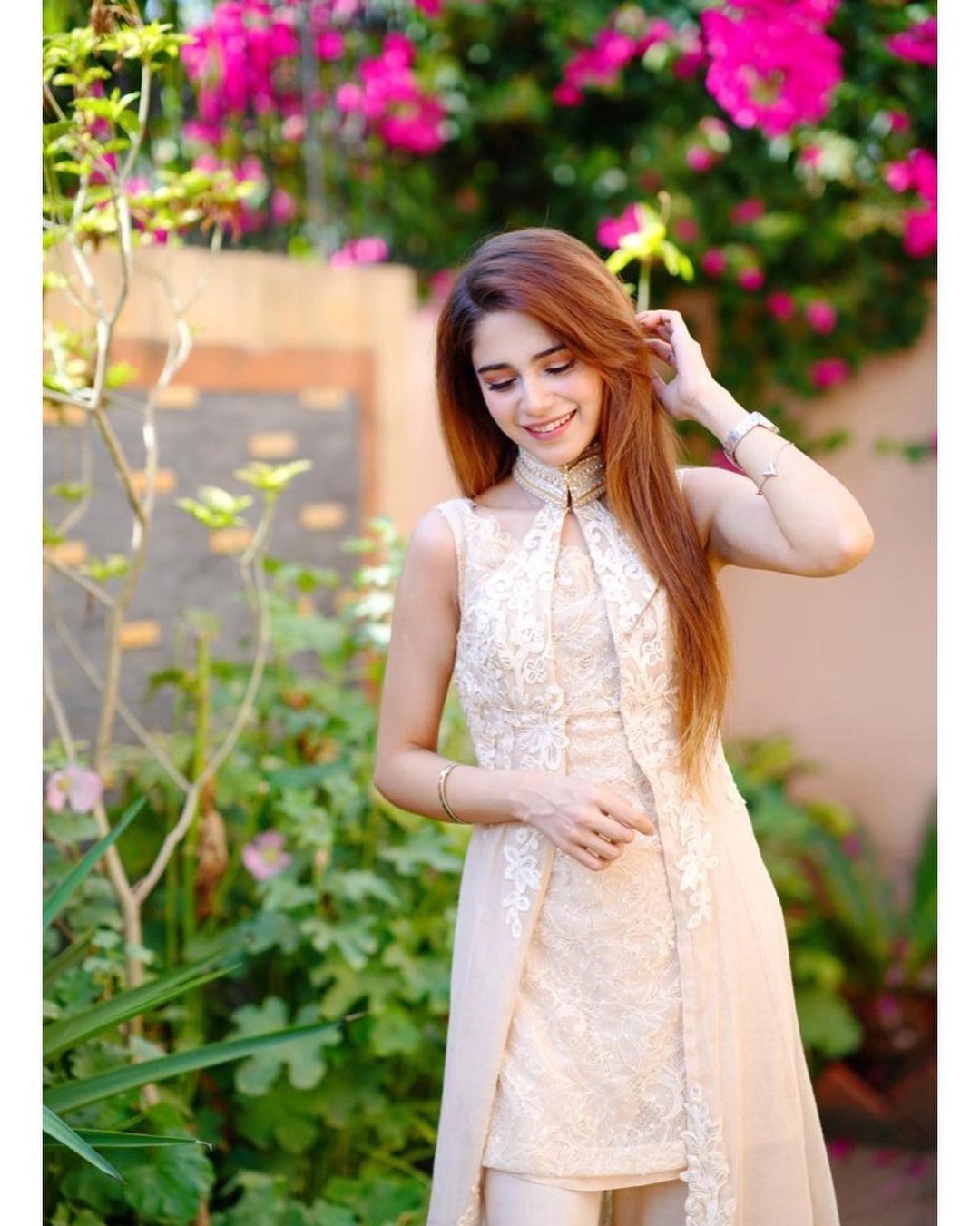 30 Stunning Pictures Of Aima Baig In Eastern Dresses | Reviewit.pk