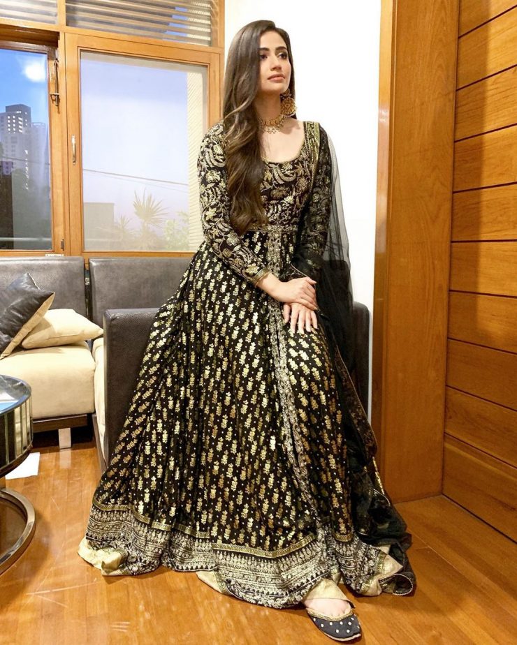 Top 10 Beautiful Dresses Worn By Sana Javed Reviewit.pk