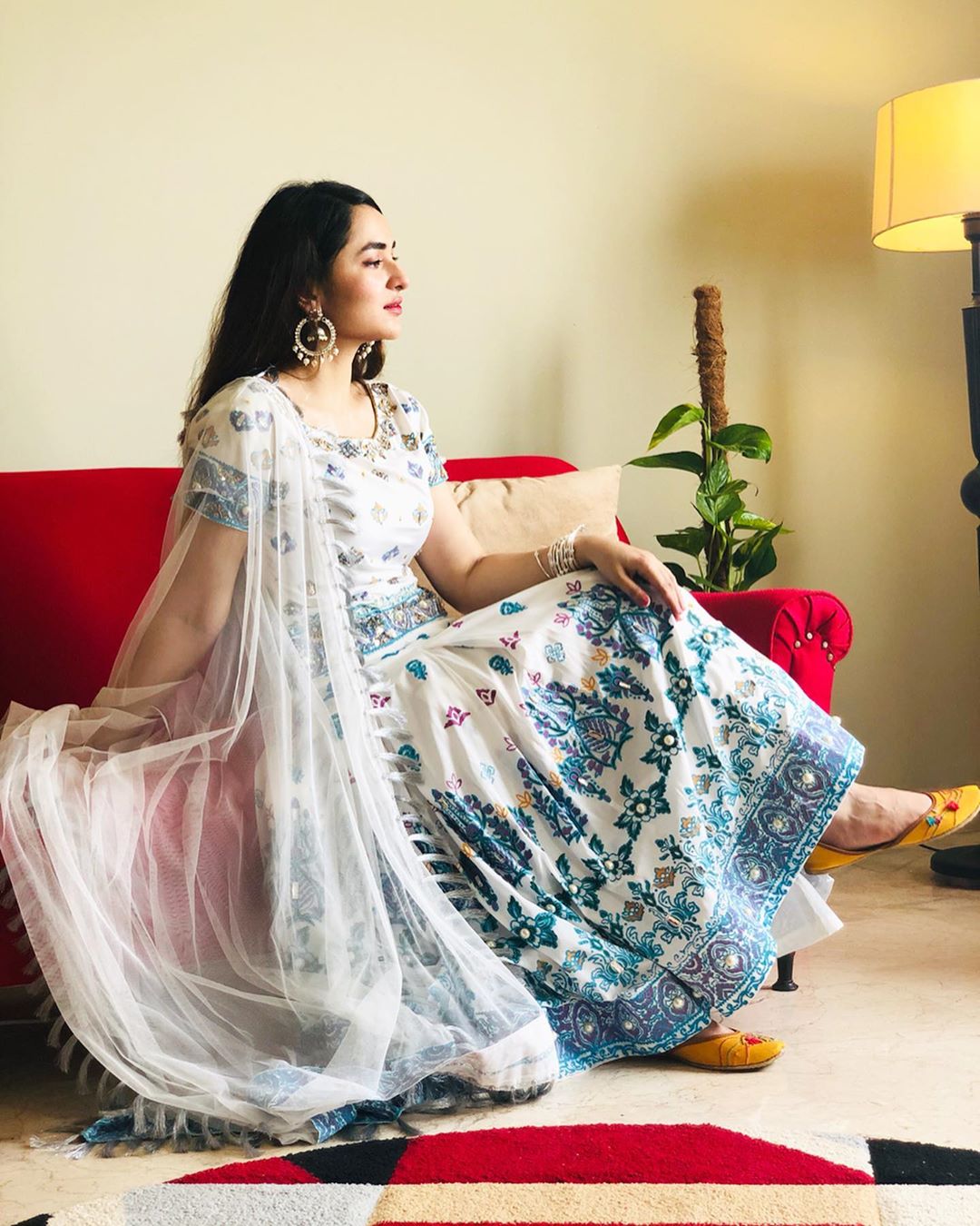 Top 10 Beautiful Dresses Worn By Yumna Zaidi | Reviewit.pk