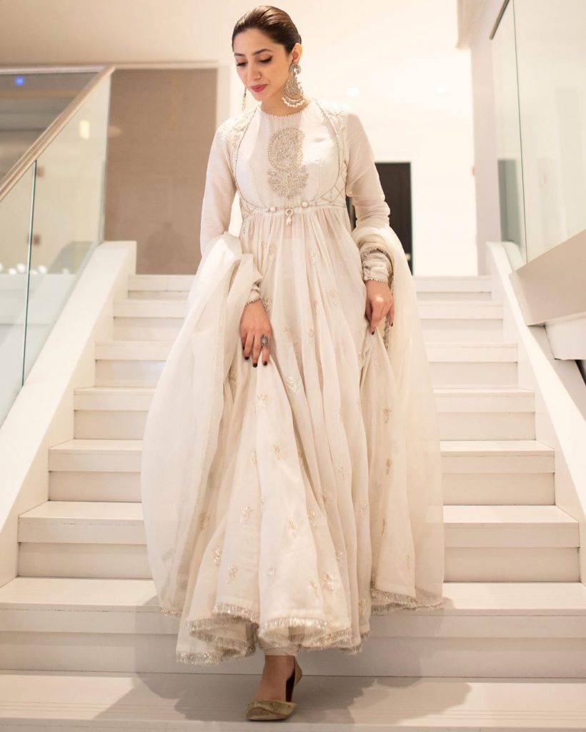 Top 10 Beautiful Dresses Worn By Mahira Khan