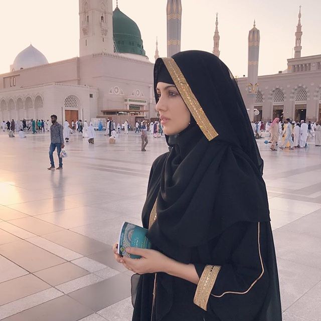 Bollywood Actress Sana Khan Left Showbiz For Islam