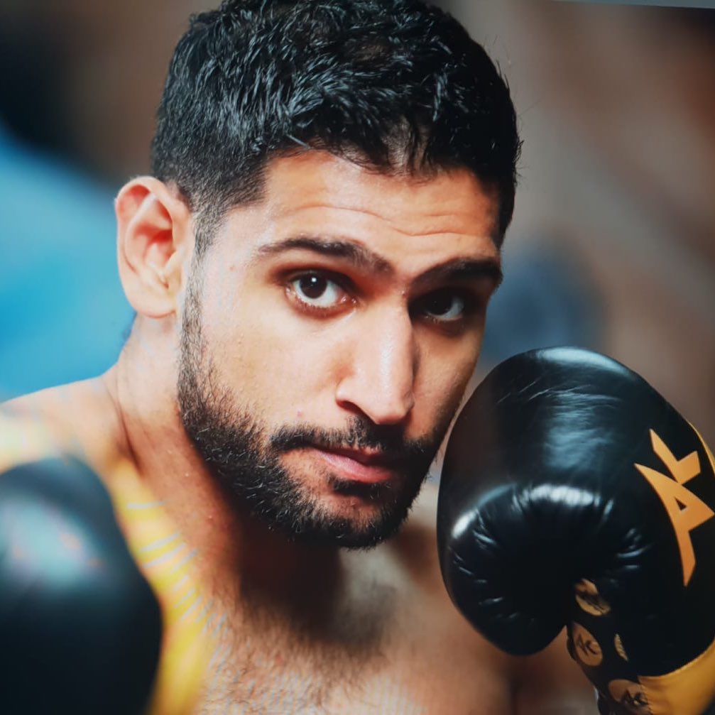 Beautiful Family Pictures Of Boxer Amir Khan