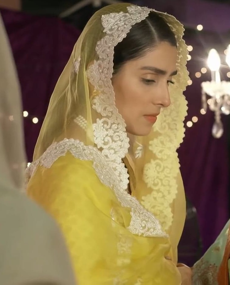 Beautiful Dresses of Ayeza Khan From Meherposh
