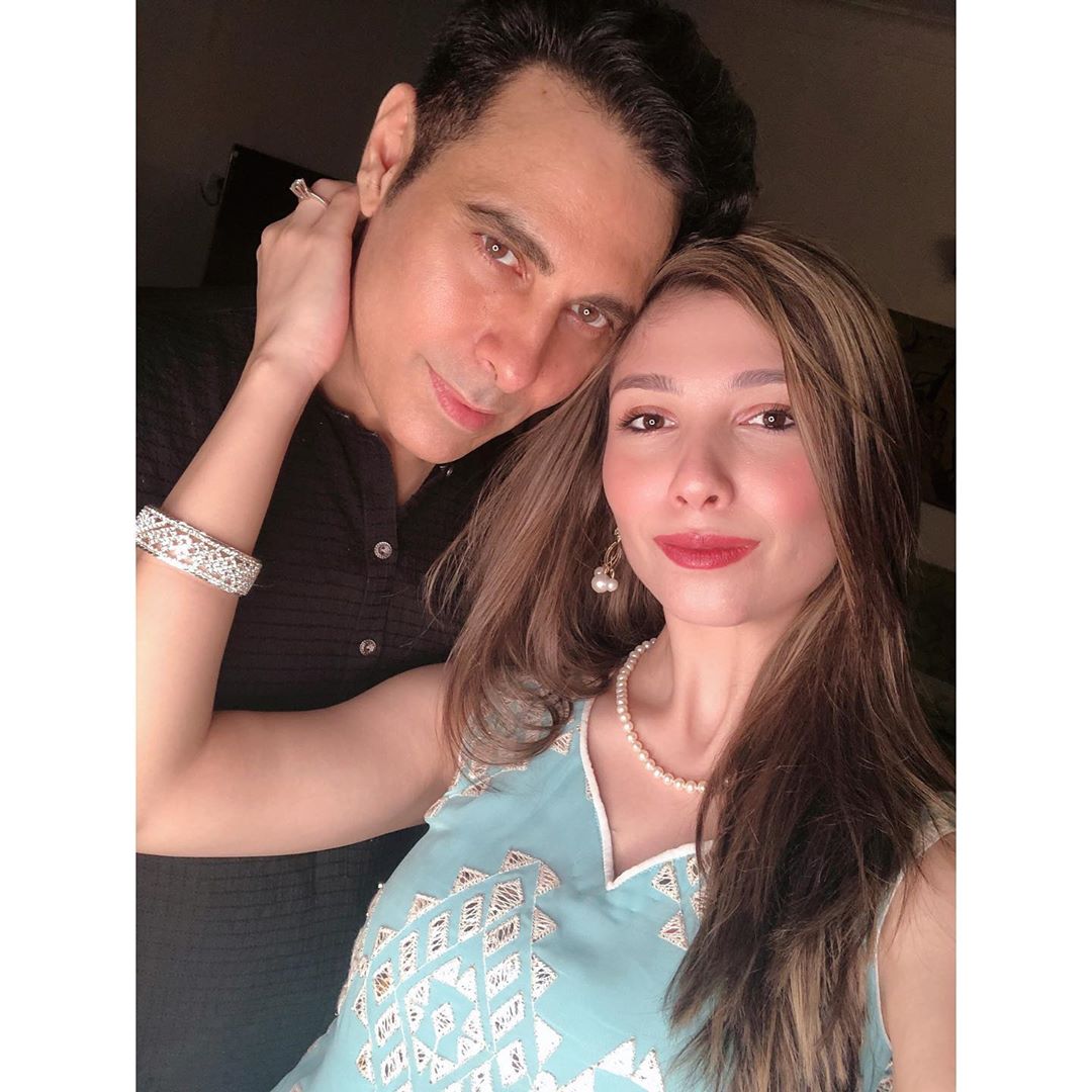 Singer Haroon Rashid Beautiful Clicks with his Wife Farwa