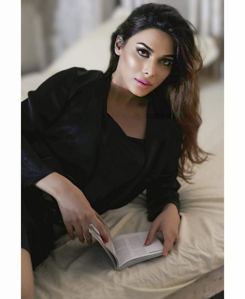 Latest Pictures Of Eshal Fayyaz In Black Silk Robe