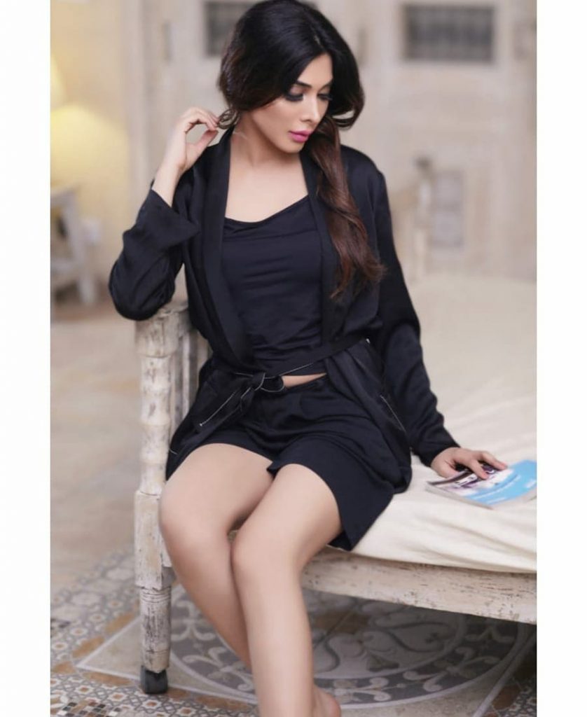 Latest Pictures Of Eshal Fayyaz In Black Silk Robe